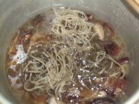 香菇墨鱼炖粉丝的做法步骤7