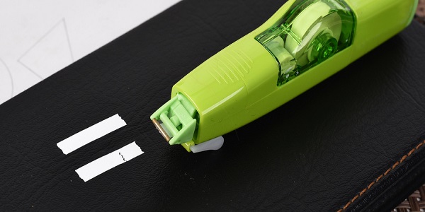 修正液弄衣服上怎么洗掉 衣服上修正液的清洗方法