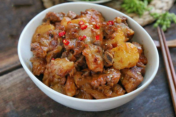 土豆烧排骨的家常做法 土豆烧排骨的做法