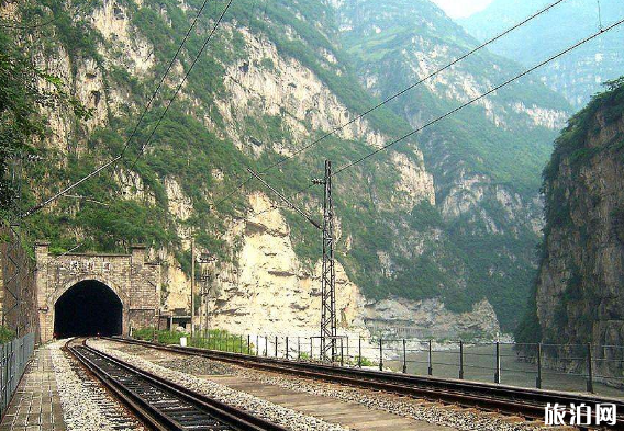 8月四川暴雨成昆铁路停运列车