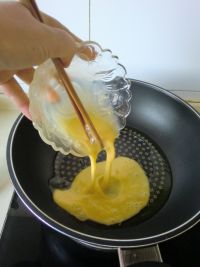 蒜黄香干炒鸡蛋的做法步骤3