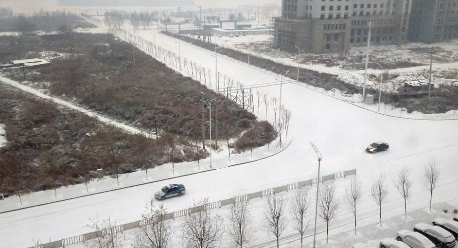 辽宁沈阳等地迎今年入冬首场降雪 又可以玩雪啦