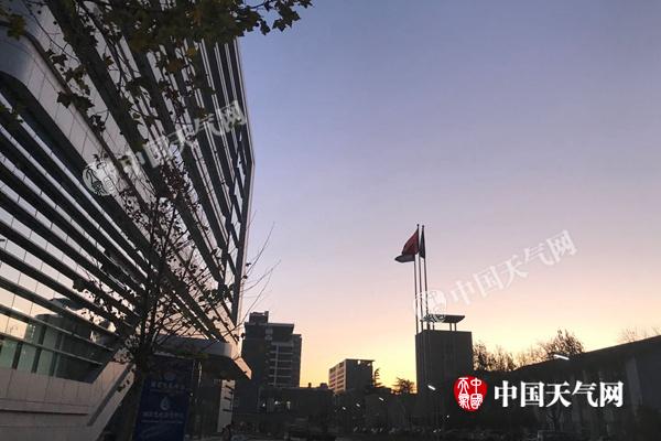 小雪节气北京大风呼啸阵风7级 今夜最低温降至-5℃