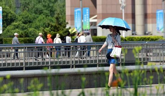 广东雨势减弱气温回升至35℃以上 市民们外出注意防暑补水