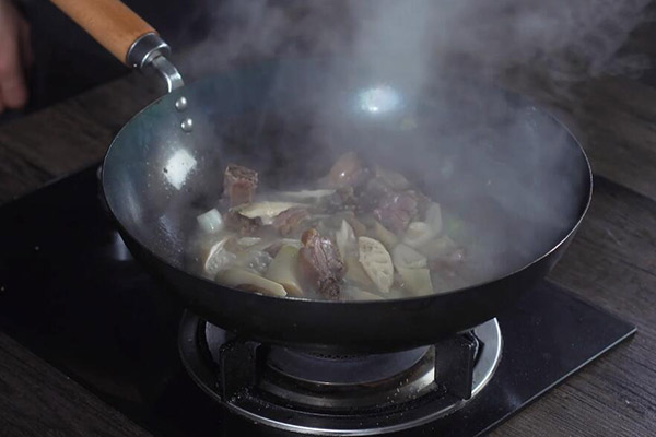 腊鸭腿焖春笋的做法 腊鸭腿焖春笋怎么做好吃