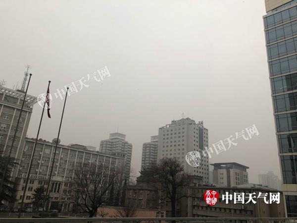 北京今晨空气质量达重度污染 明天冷空气来袭