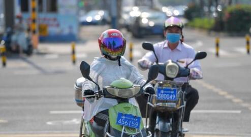 美国加州高温40℃民众海滩防暑 州长呼吁居民遵守居家令