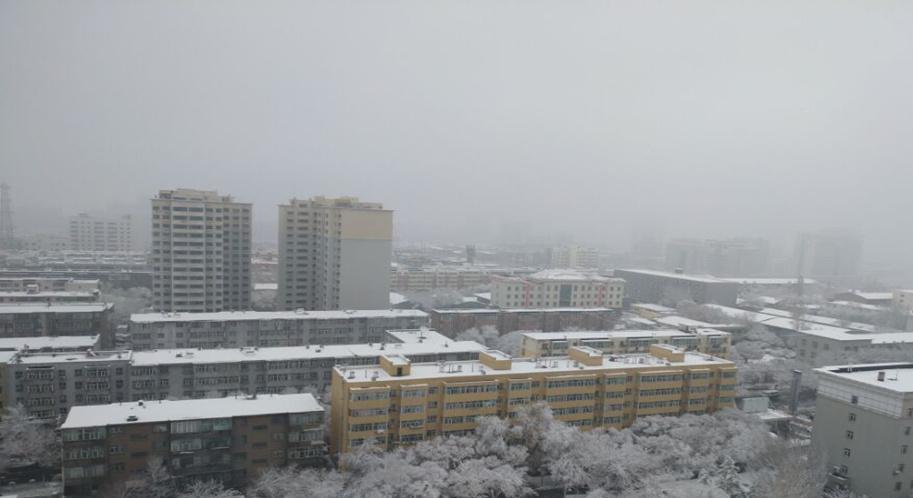 乌鲁木齐迎入冬以来最大降雪 出门要保暖