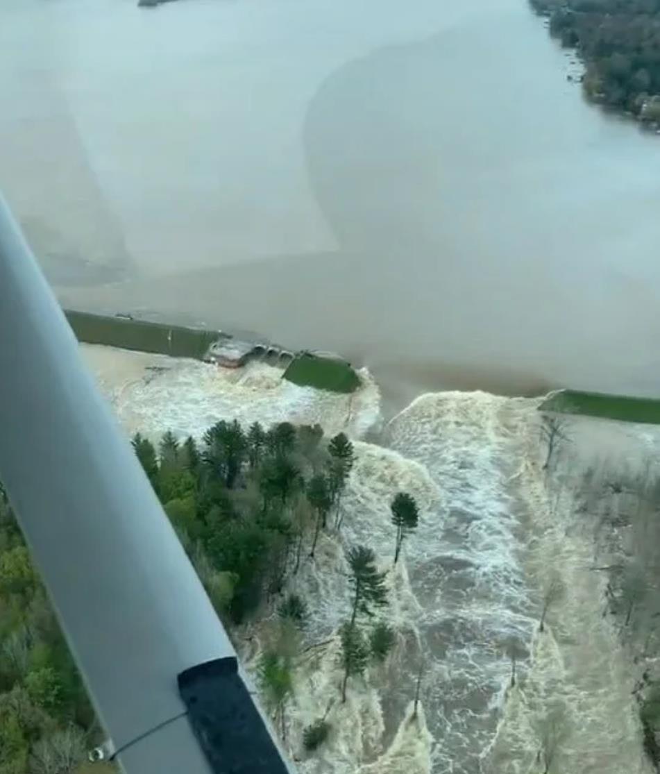 美国密歇根发生严重溃坝!洪水冲毁下游两座水坝涌入城市