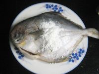 大蒜豆瓣酱辣味鲳鱼的做法步骤2