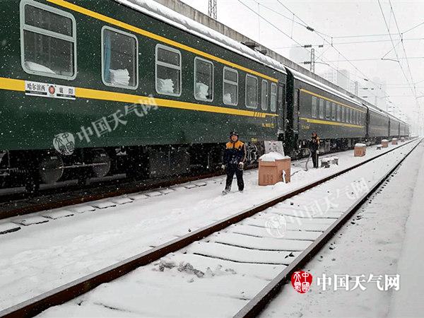 湖北多地遭暴雪致火车停运 未来三天雪天持续