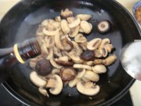 干煸菌菇肉片的做法步骤7