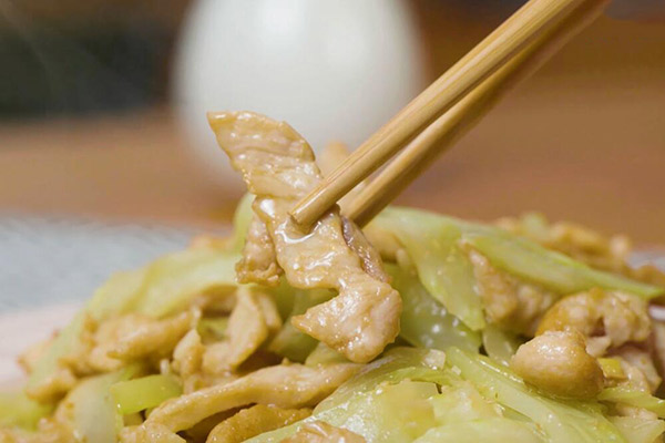 莴笋怎么炒好吃 莴笋炒肉的做法