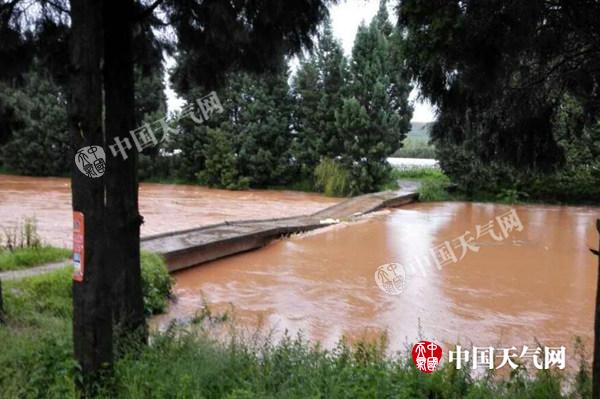 云南多地暴雨持续 水位上涨多处积水严重