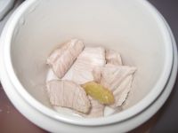 鸡内金太子参瘦肉汤的做法步骤3