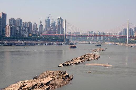 重庆多地持续大到暴雨 境内多条河流超警戒水位