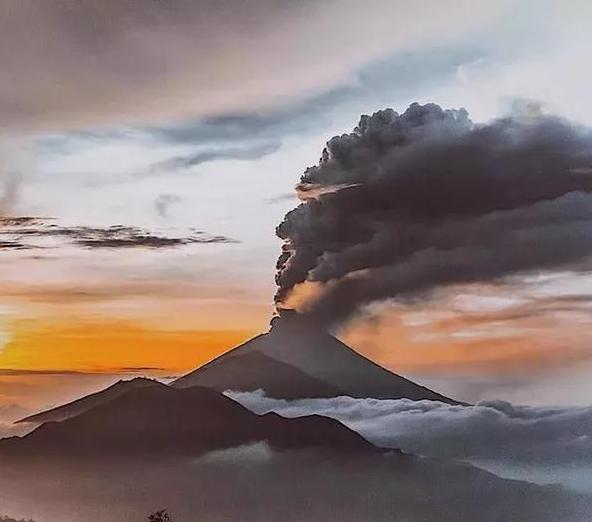 最新消息！巴厘岛火山或将爆发 中国急派飞机抢接同胞