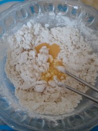 蘑菇火腿番茄披萨的做法步骤3