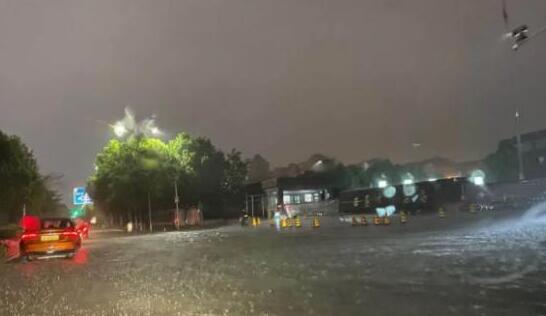 中国气象局连发三个预警 今天湖南江西等地雨势非常强劲