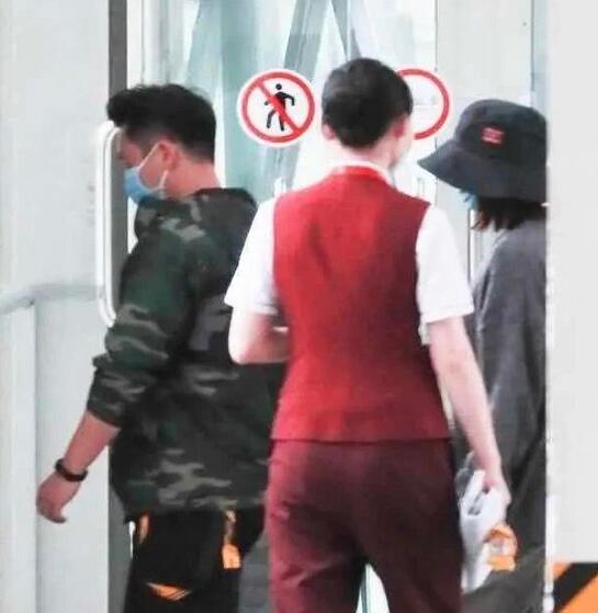 郑恺苗苗机场牵手是怎么回事 郑恺苗苗机场牵手是承认恋情吗
