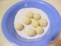 【手工美食】椰蓉球的做法步骤5