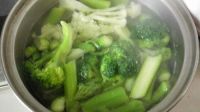 西兰花芦笋花菜浓汤的做法步骤2