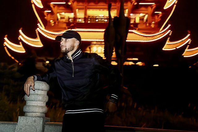 库里祝贺武汉解封