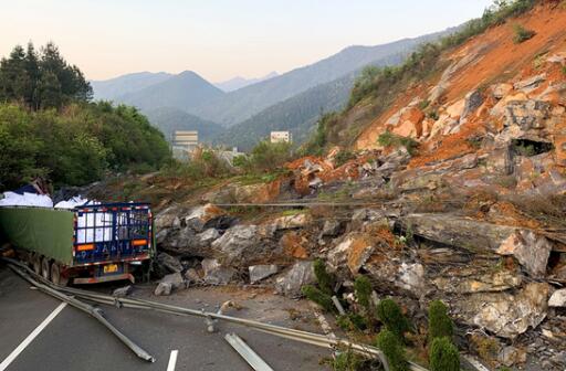 武深高速塌方路段仍在抢修中 目前交通放开时间暂未定