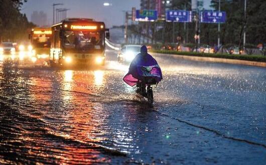 厦门发布暴雨预警IV级 局部可达100毫米-150毫米