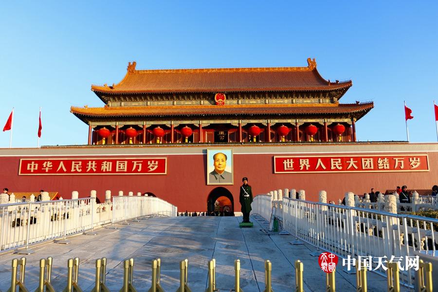 新年第一天北京阳光明媚 天安门广场熠熠生辉