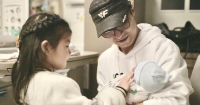 章子怡二胎生子是怎么回事 章子怡二胎生子稳上头条