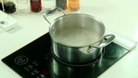 鲜奶虾海参汤的做法步骤1