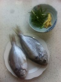 酱焖鲳鱼的做法步骤1