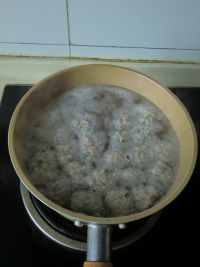 油豆腐木耳肉圆汤的做法步骤5