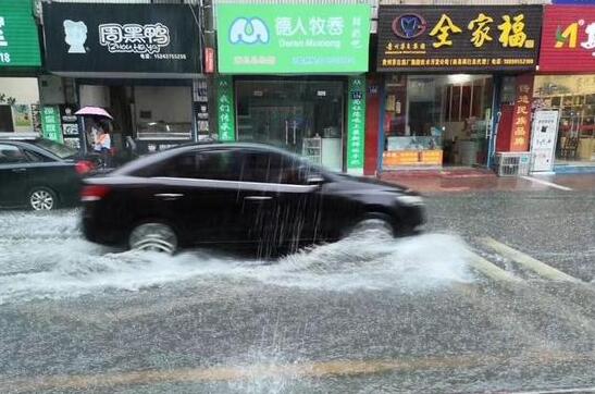端午节3天湖南降雨持续 市民雨天出行需备好雨具