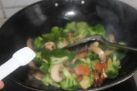 平菇炒西兰花的做法步骤10