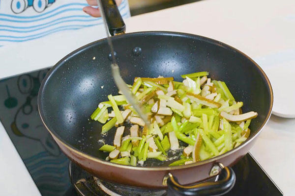 芹菜炒香干怎么炒 家常芹菜炒香干的做法