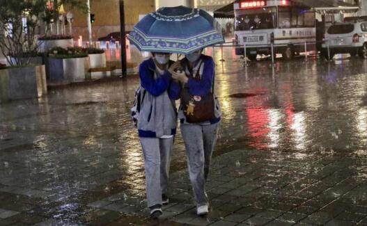  北京午后多地出现雷阵雨天气 局地最高温回33℃体感闷热