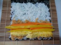 肉松鸡蛋胡萝卜寿司的做法步骤7