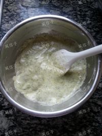 抹茶戚风的做法步骤9