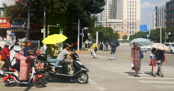 曲靖麒麟区持续晴热天气 市民注意防暑