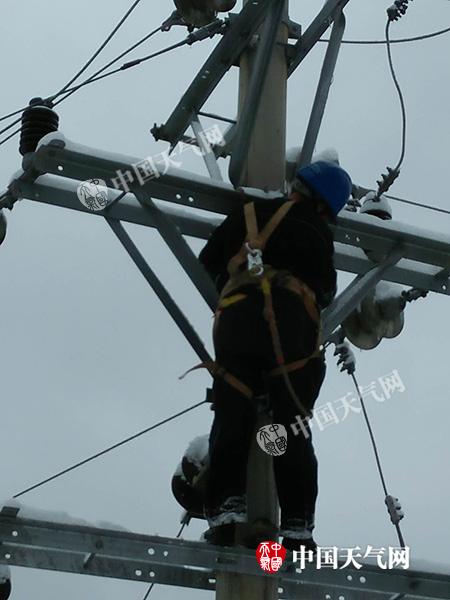 重庆巫溪降雪致30多所学校停课 今明天雨雪持续