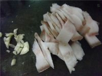 芹菜玉米炒回锅肉的做法步骤1