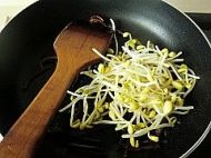 韩餐厅人气美食---石锅拌饭的做法步骤13