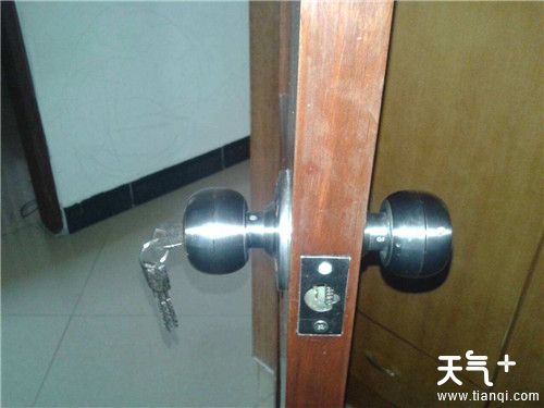 家里的锁打不开了怎么办？教你两招轻松打开