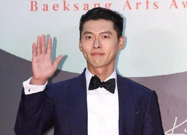第56届百想艺术大赏：孙艺珍深V长裙现身获人气投票第一