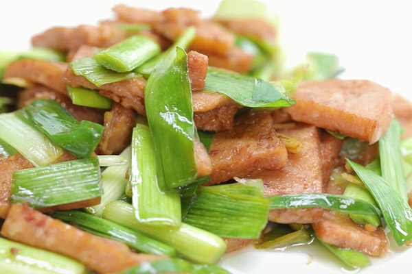 蒜苗炒午餐肉的做法 怎么做蒜苗炒午餐肉