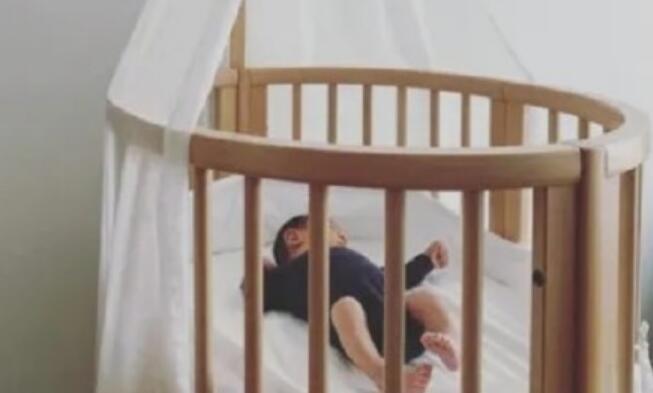 应采儿晒小儿子全身照是怎么回事 应采儿晒小儿子全身照可爱十足