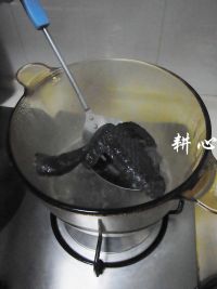 海参橄榄乌鸡汤的做法步骤3