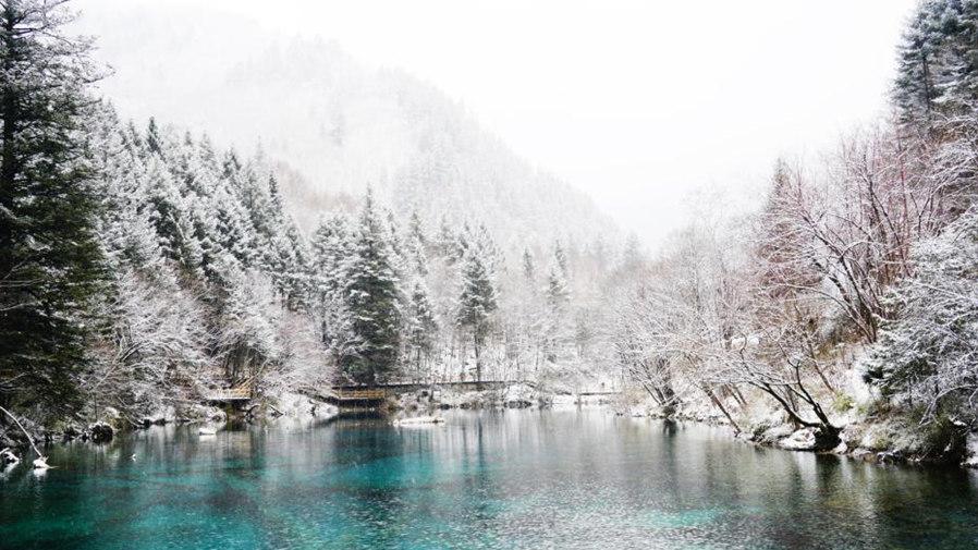 美咯！九寨沟迎来入冬第一场雪 晶莹剔透美如仙境